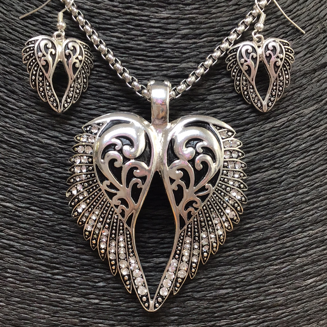 ANGEL WING BLK/RHINESTONE PENDANT SET ON STAINLESS STEEL